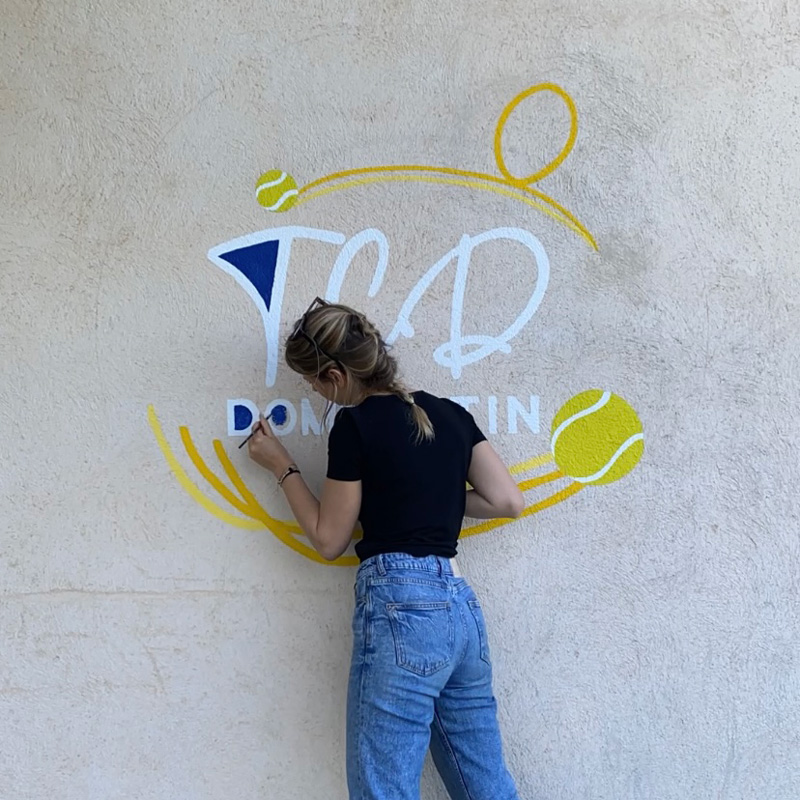 fresque murale peinture en lettre logo